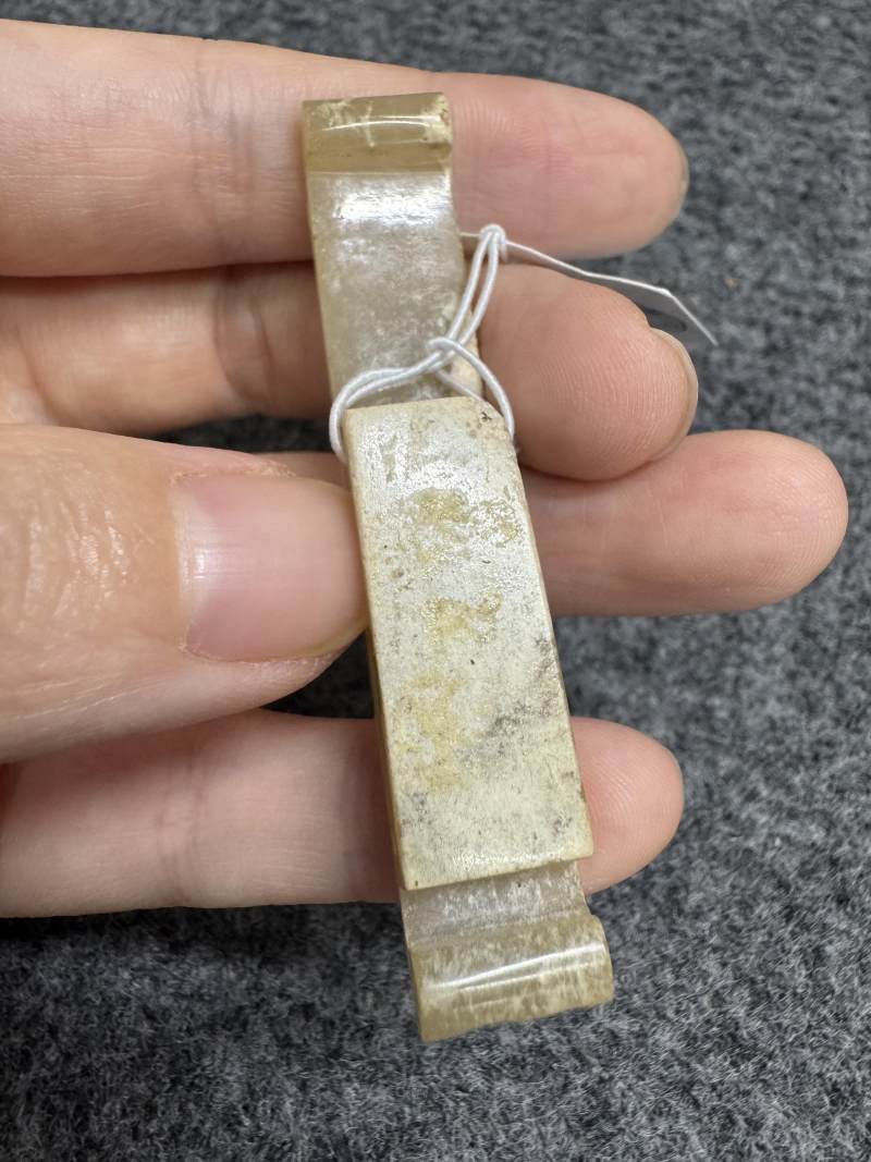 白玉受沁弦紋劍璏和玉榖紋劍璏各一件 - 图12
