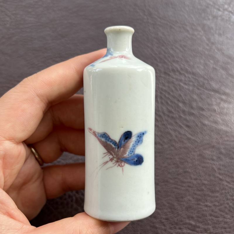 清中期 青花釉里红花蝶纹鼻烟壶 - 图5