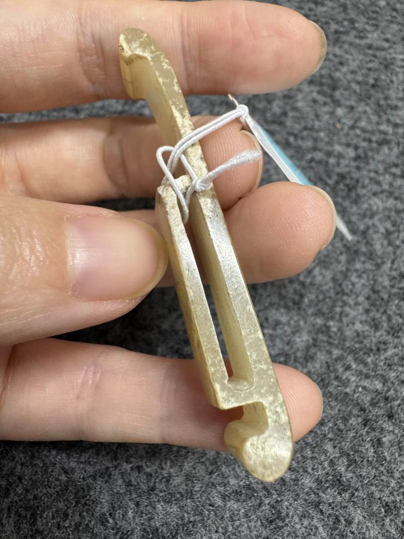 白玉受沁弦紋劍璏和玉榖紋劍璏各一件 - 图13