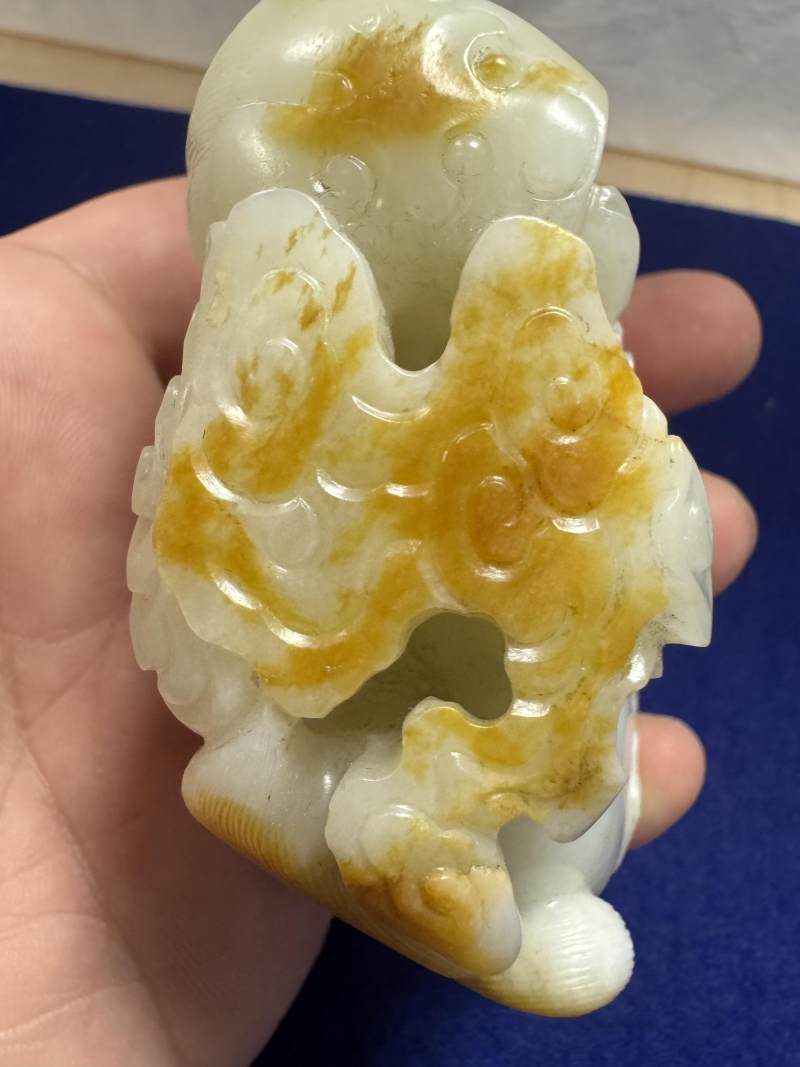 清乾隆 白玉帶紅皮瑞獸吐祥雲擺件 - 图35