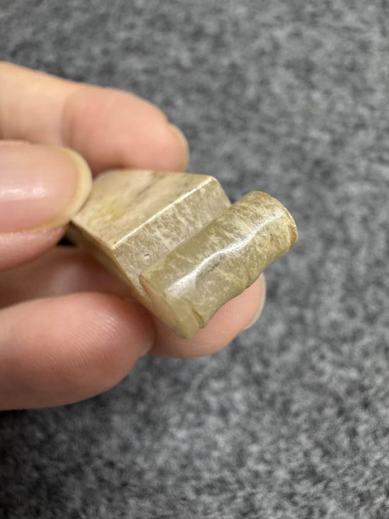 白玉受沁弦紋劍璏和玉榖紋劍璏各一件 - 图14