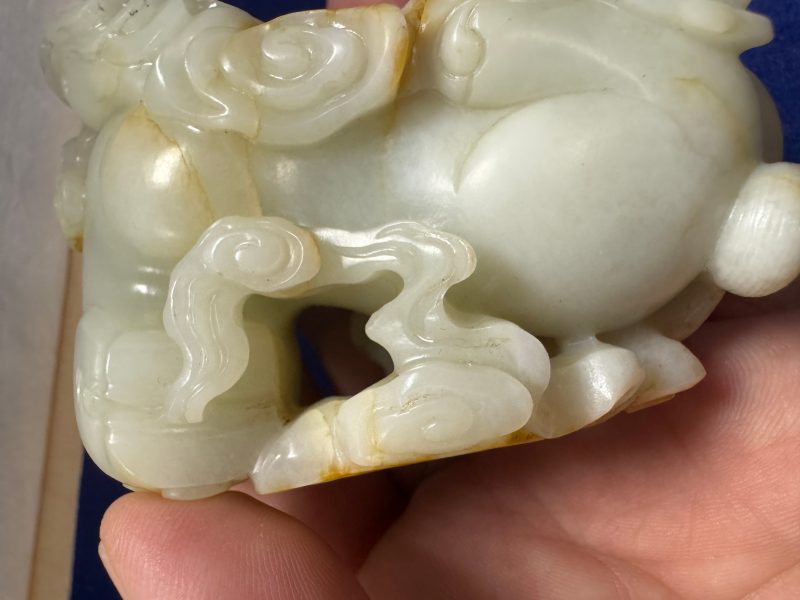 清乾隆 白玉帶紅皮瑞獸吐祥雲擺件 - 图10