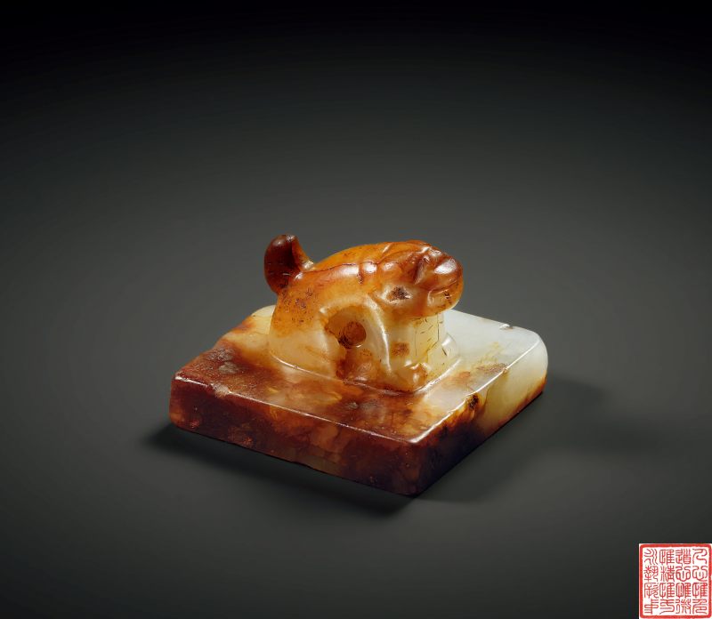 白玉紅沁虎鈕印