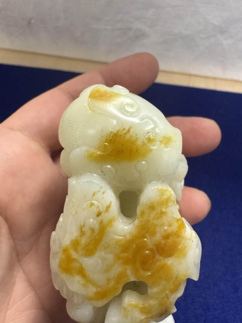 清乾隆 白玉帶紅皮瑞獸吐祥雲擺件 - 图12