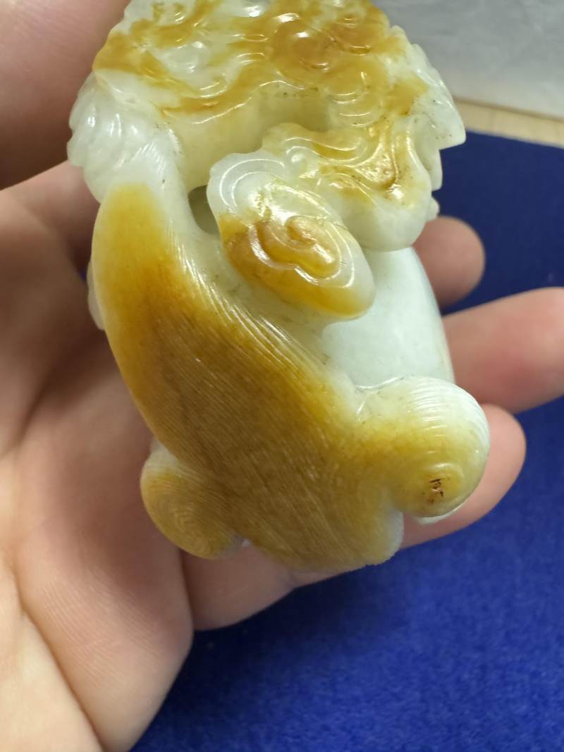 清乾隆 白玉帶紅皮瑞獸吐祥雲擺件 - 图36