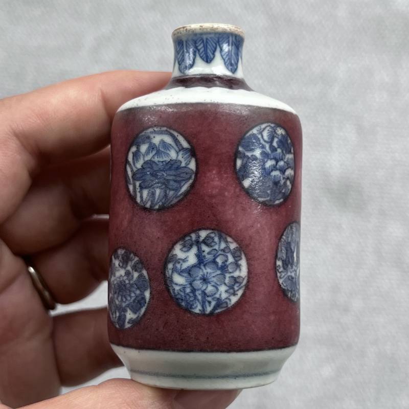 清中期 釉里红地青花皮球花纹鼻烟壶 - 图5