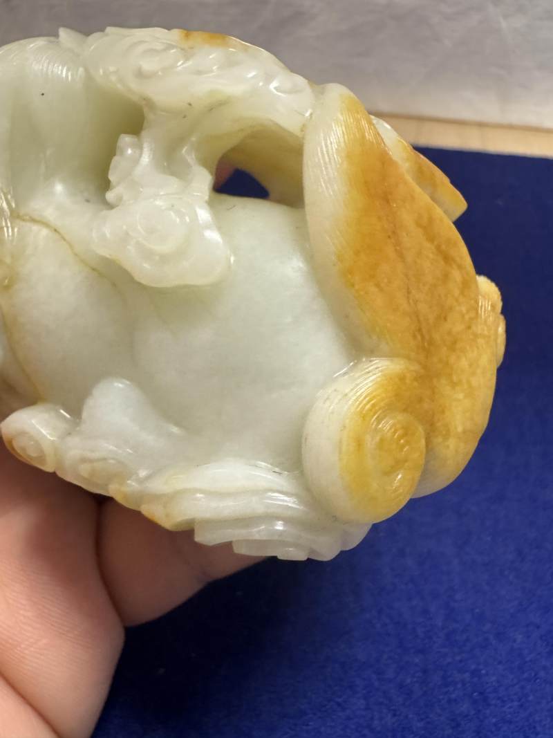 清乾隆 白玉帶紅皮瑞獸吐祥雲擺件 - 图16