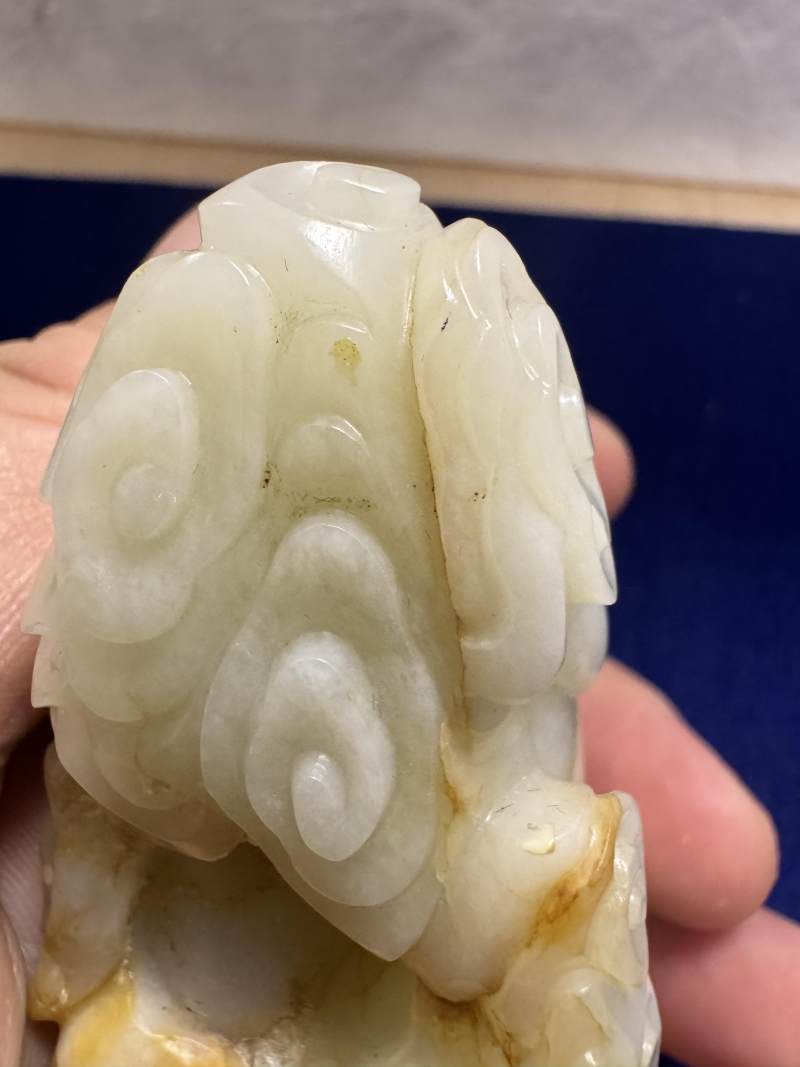 清乾隆 白玉帶紅皮瑞獸吐祥雲擺件 - 图22