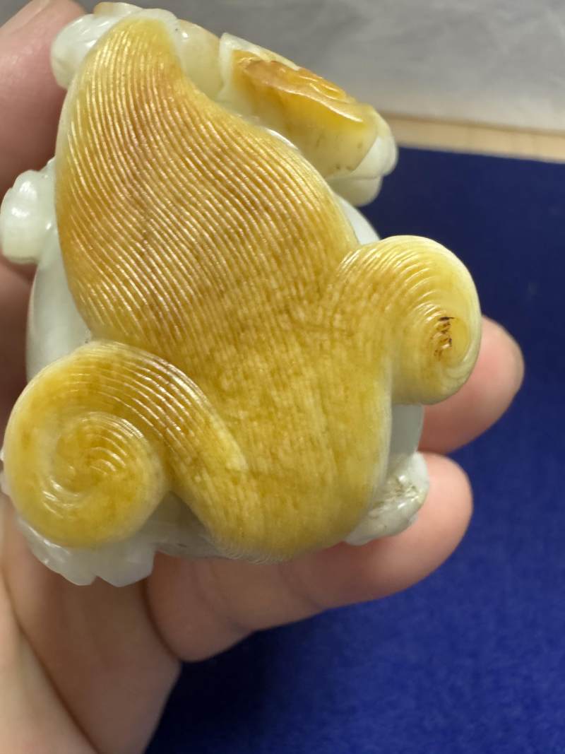 清乾隆 白玉帶紅皮瑞獸吐祥雲擺件 - 图37