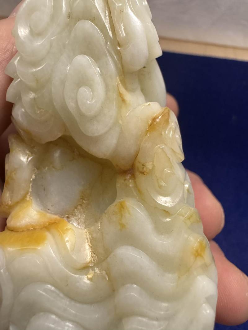 清乾隆 白玉帶紅皮瑞獸吐祥雲擺件 - 图23