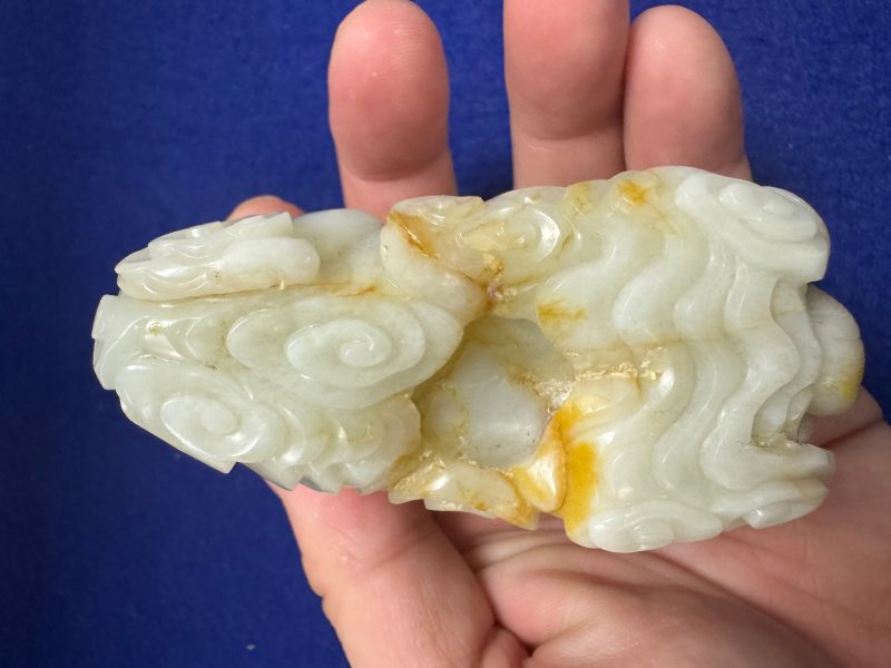 清乾隆 白玉帶紅皮瑞獸吐祥雲擺件 - 图29