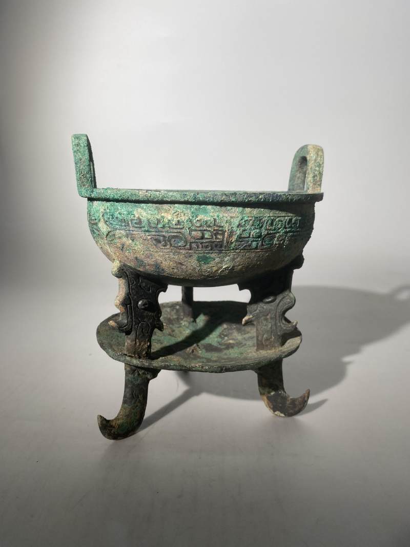 青銅「天豕」扁足盤鼎 - 图3