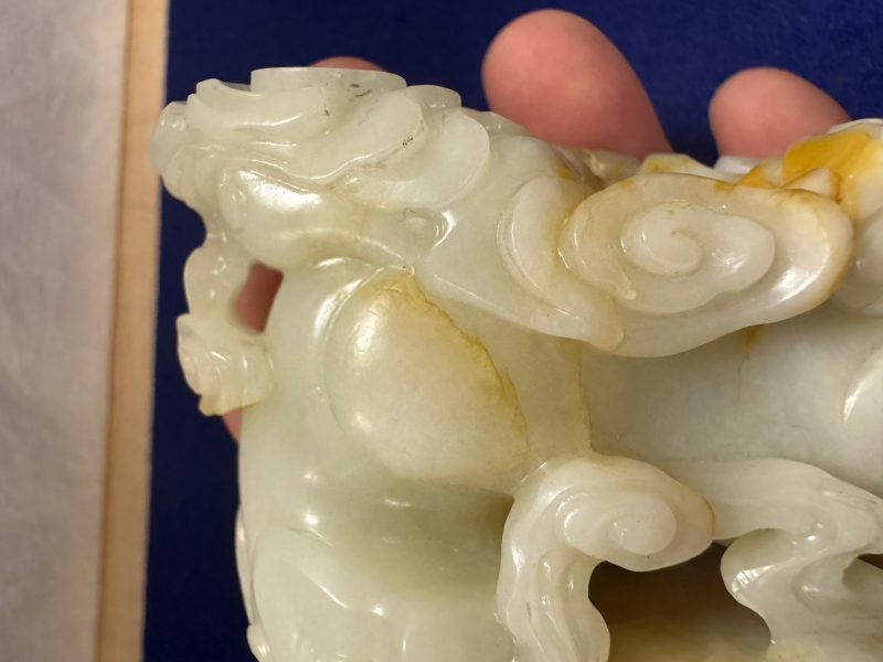 清乾隆 白玉帶紅皮瑞獸吐祥雲擺件 - 图30