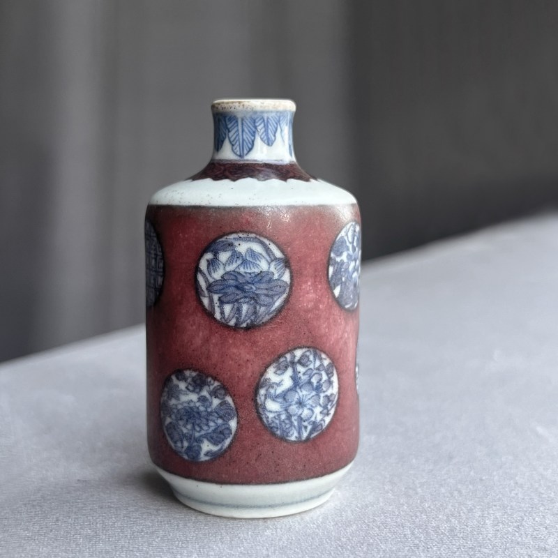 清中期 釉里红地青花皮球花纹鼻烟壶 - 图2