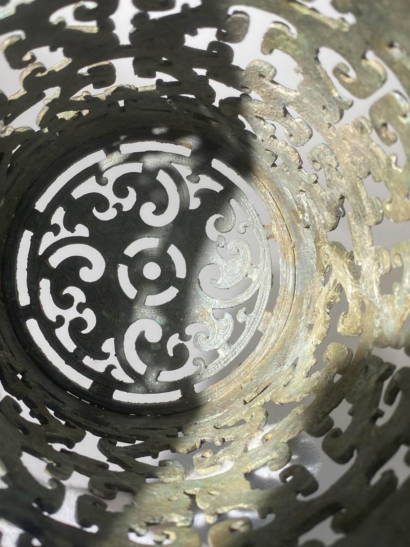 青銅錯銀鏤空透雕蟠螭紋三足薰爐 - 图10
