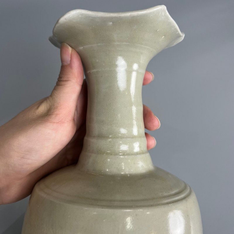 明代 青白釉花口瓶 - 图6