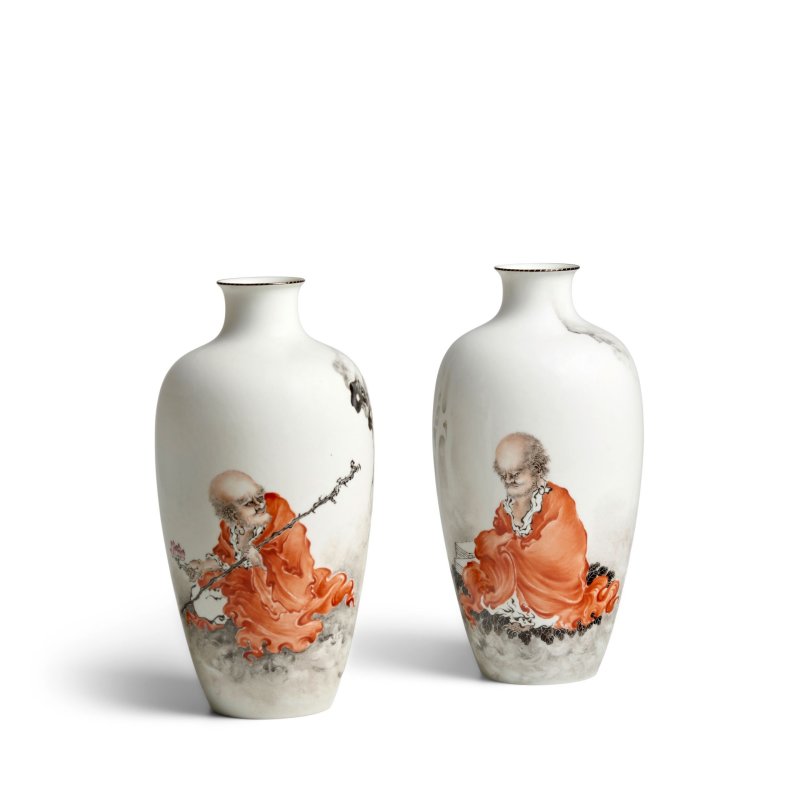 二十世紀 「竹溪」「王步」印 底印「長湖」礬紅彩羅漢圖賞瓶成對 | A PAIR OF INSCRIBED AND PAINTED ENAMEL 'LUOHAN' VASES - 图4