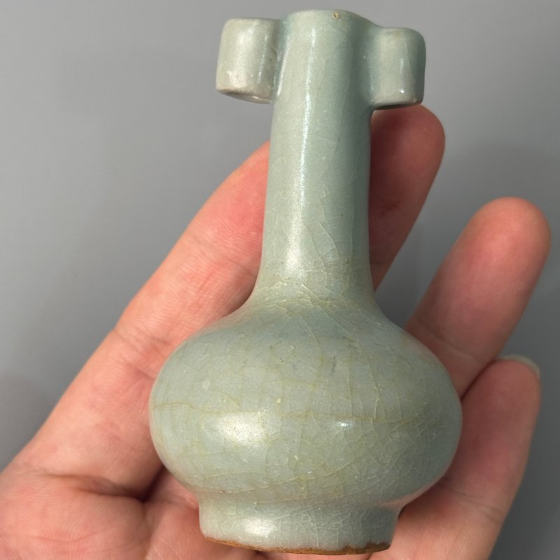 明代 龙泉窑粉青釉冰裂纹小贯耳瓶 - 图2