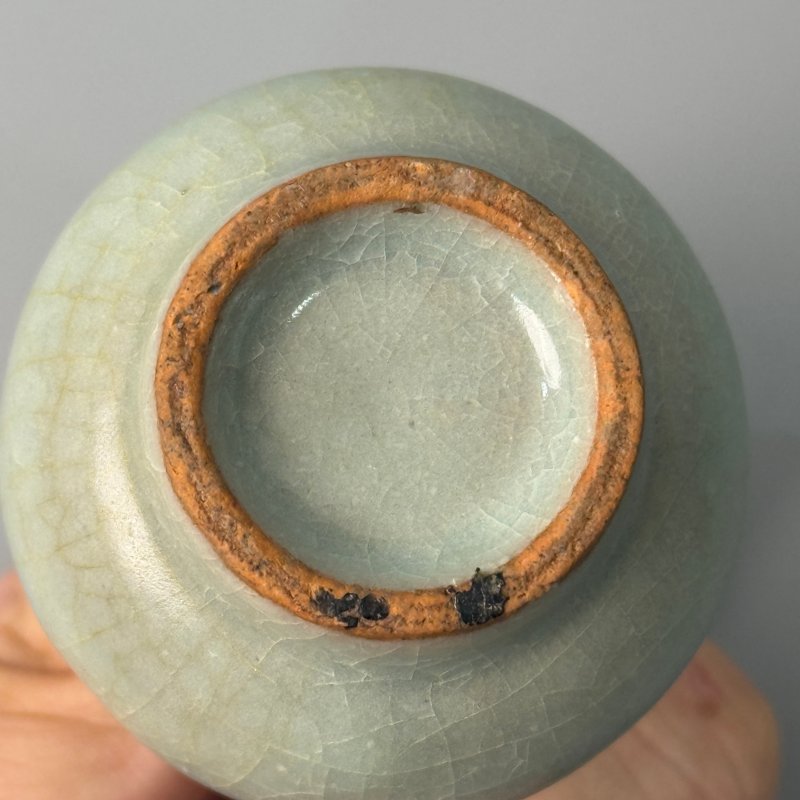 明代 龙泉窑粉青釉冰裂纹小贯耳瓶 - 图3
