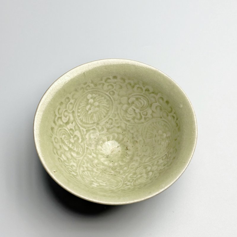 明代 青釉印花缠枝花卉纹小盏