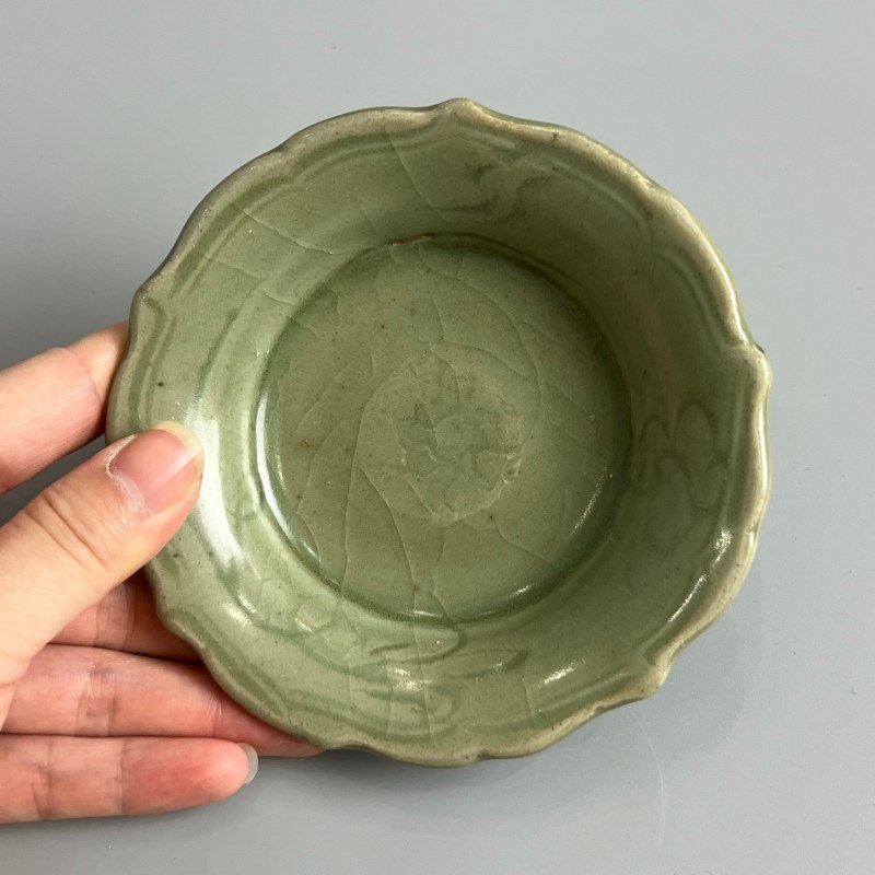 明代 龙泉窑青釉葵口盘一对 - 图6