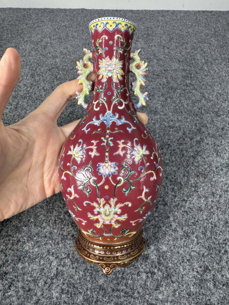 清乾隆 胭脂地粉彩花卉紋壁瓶 - 图2