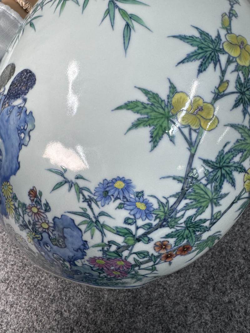 清雍正 鬥彩加粉彩安喜圖卷雲耳抱月瓶 - 图42