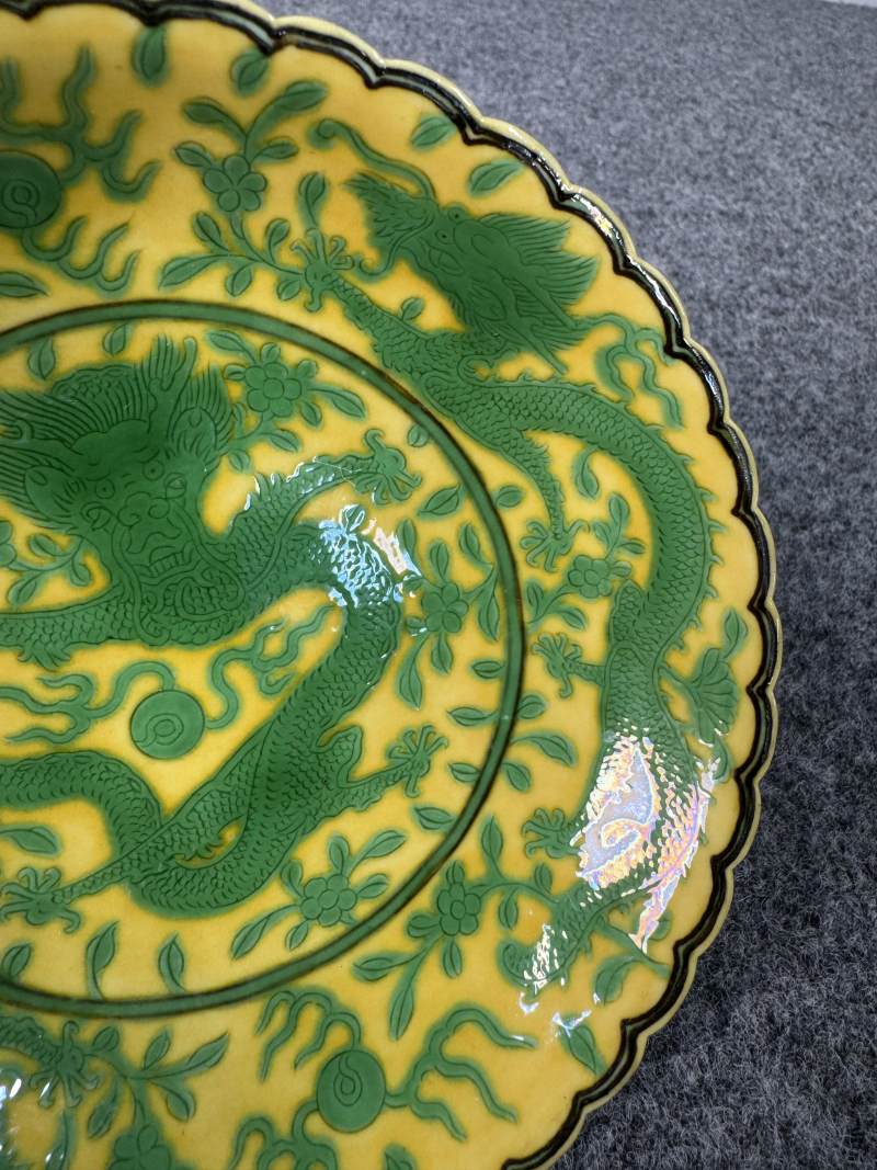 清乾隆 黃地綠彩龍紋花口盤一對 - 图6