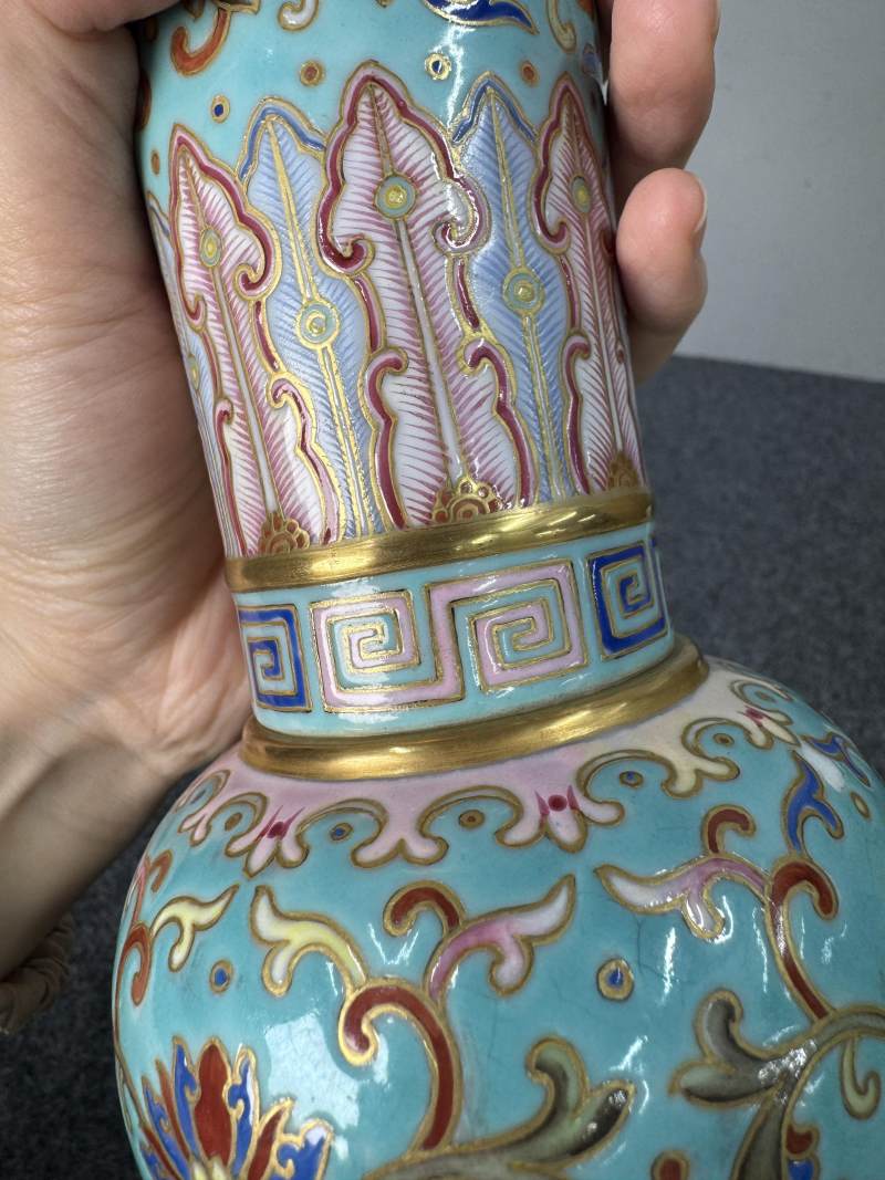 清乾隆 松石綠地粉彩八寶紋花觚 - 图9