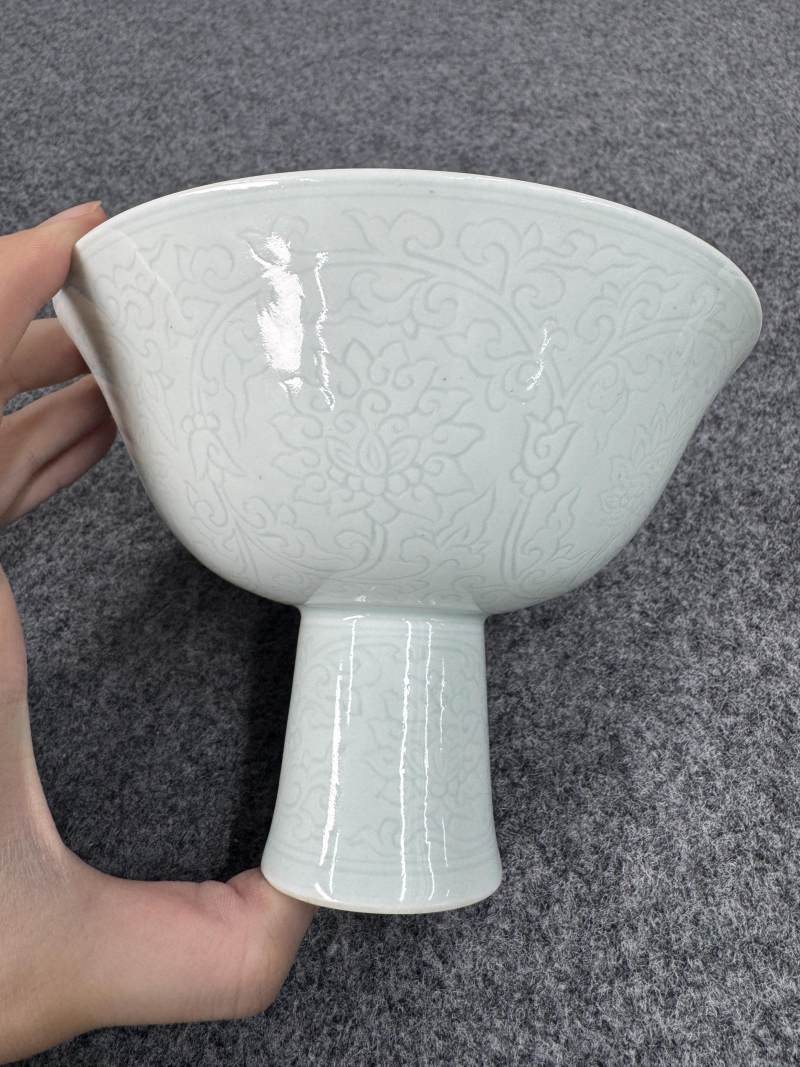 清乾隆 白釉暗刻蓮花紋高足杯 - 图7