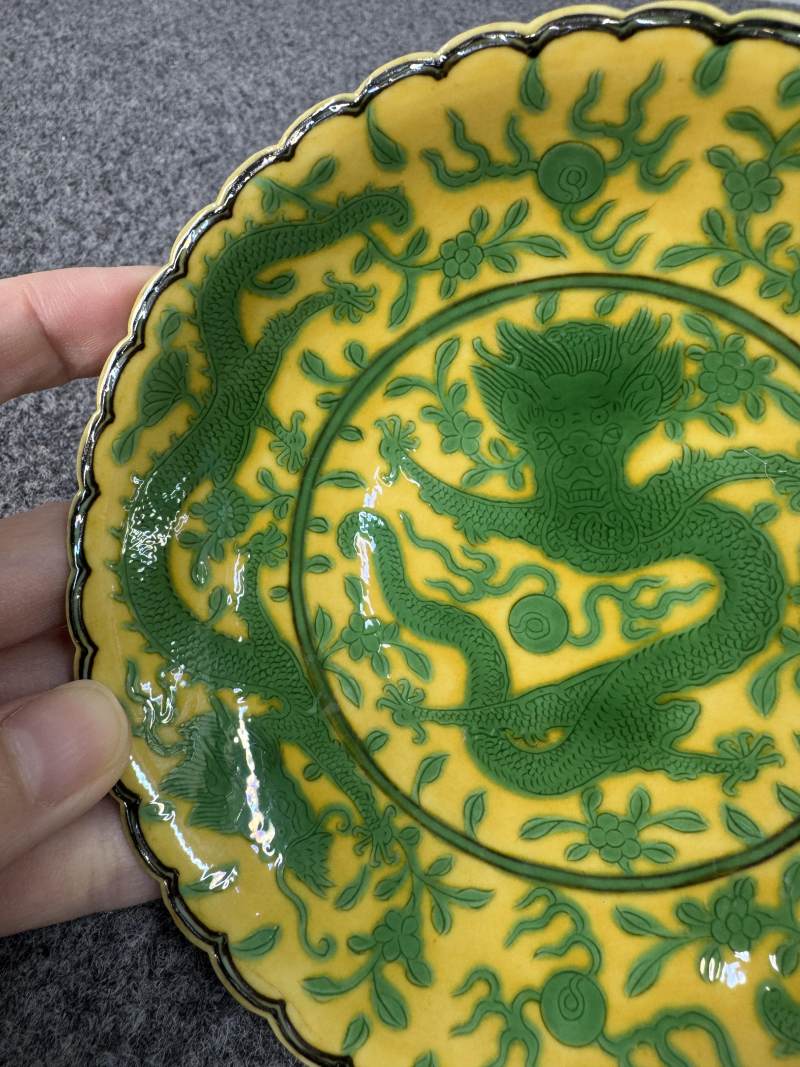 清乾隆 黃地綠彩龍紋花口盤一對 - 图7
