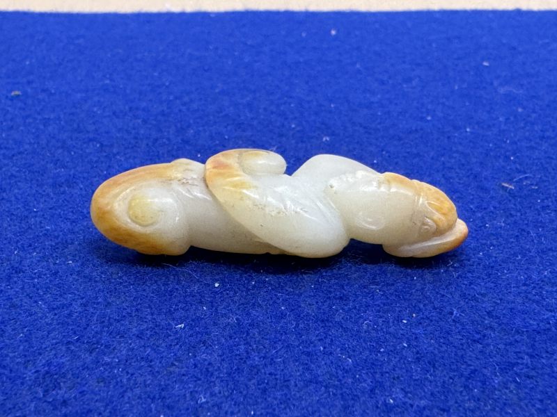 玉胡人、玉人和瑪瑙童子持靈芝各一件 - 图5