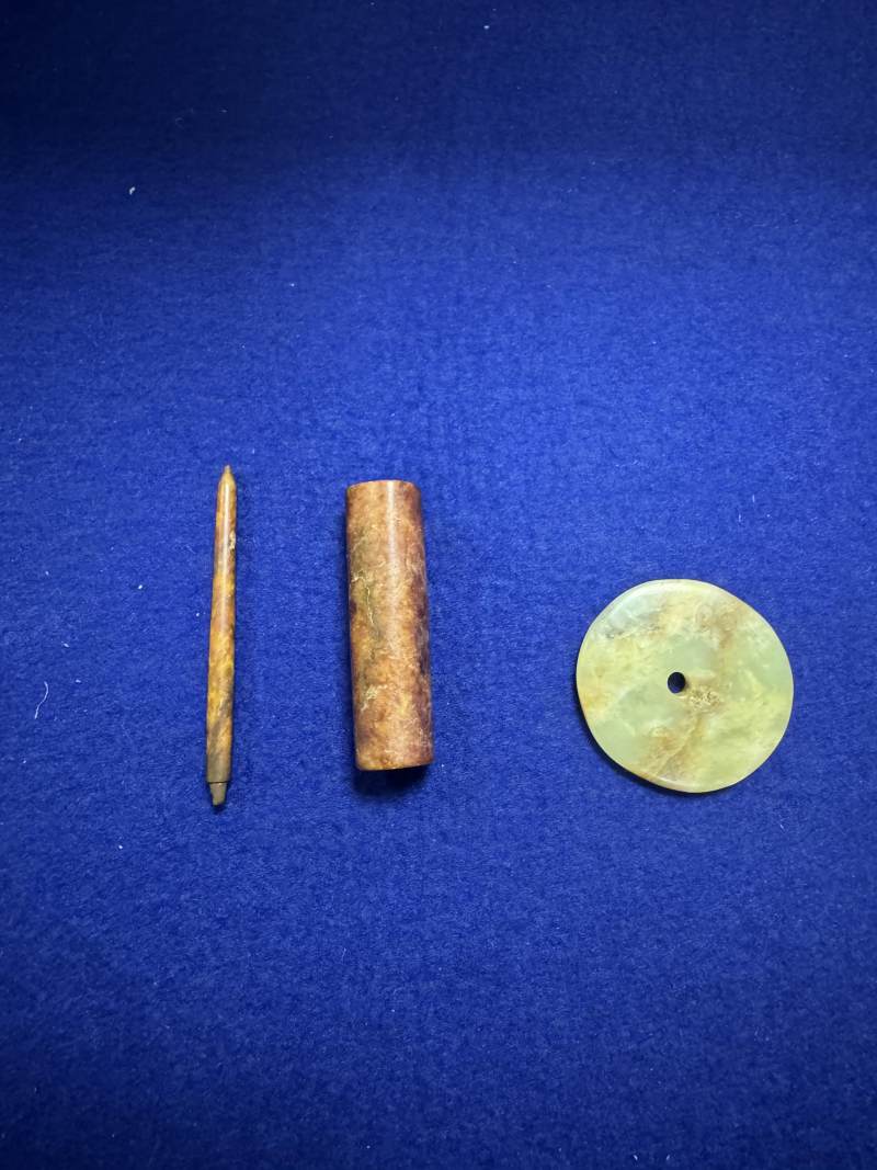 玉勒、玉錐形器和黃玉璧各一件 - 图2