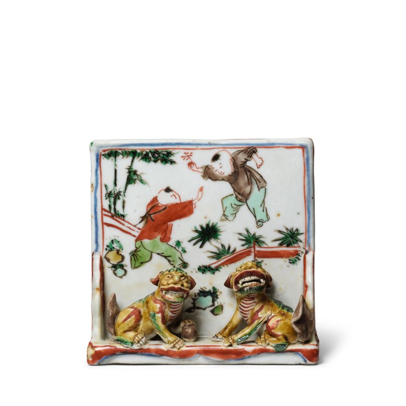 明萬曆 五彩嬰戲圖桌屏 | A WUCAI 'BOYS AND BUDDHIST LIONS' TABLE SCREEN
