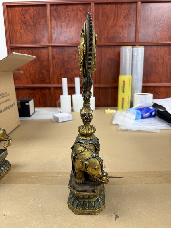清乾隆掐絲琺瑯鎏金太平有象馱八吉祥供器一對 - 图10