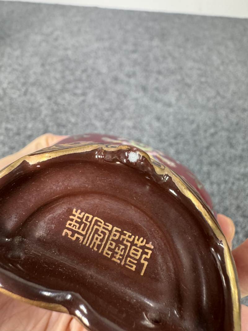 清乾隆 胭脂地粉彩花卉紋壁瓶 - 图15