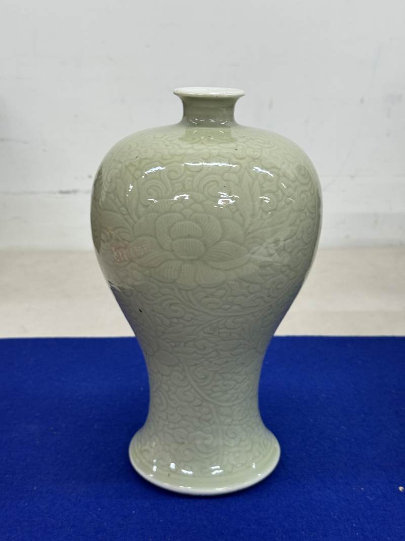 清康熙 青釉刻劃花蓮紋梅瓶 - 图2