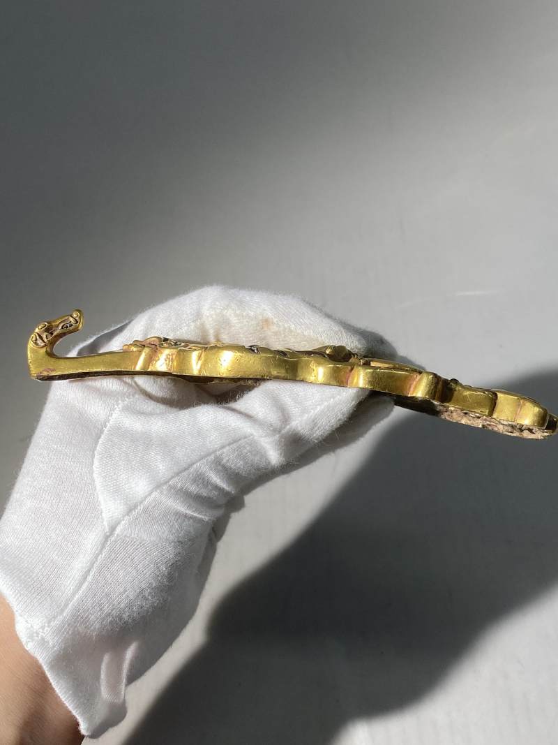 金質鏤空鑲嵌群獸搏噬帶鉤 - 图18
