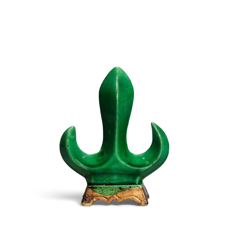 清康熙 綠釉山形筆擱 | A GREEN-GLAZED TRISULA-SHAPED BRUSHREST
