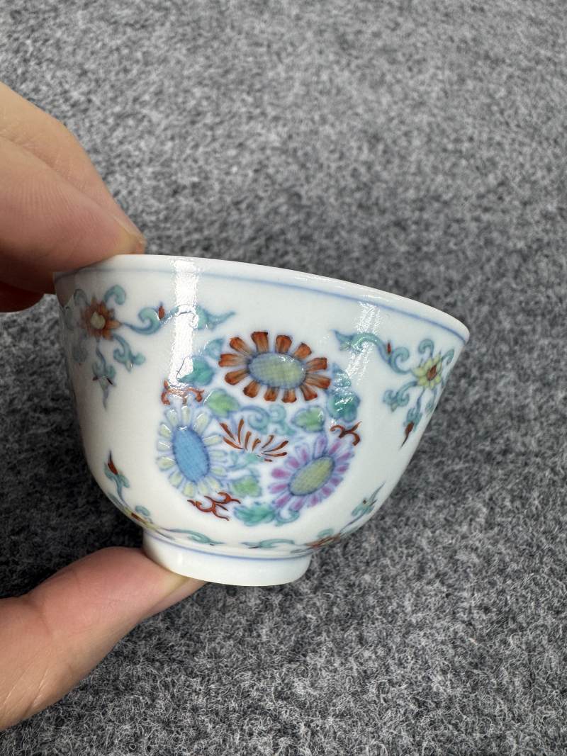 清雍正 鬥彩團菊紋杯 - 图3