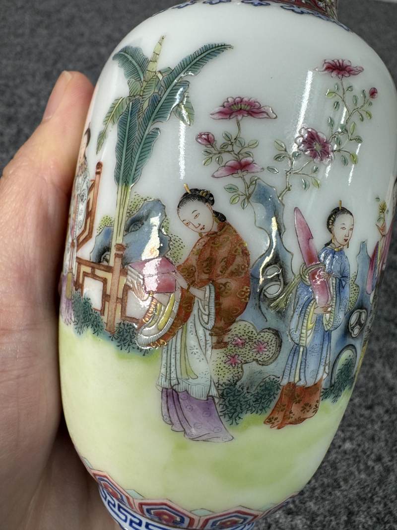 清道光 粉彩庭院仕女宴樂圖小燈籠瓶 - 图10
