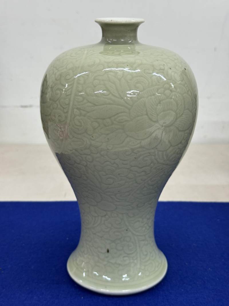 清康熙 青釉刻劃花蓮紋梅瓶 - 图3