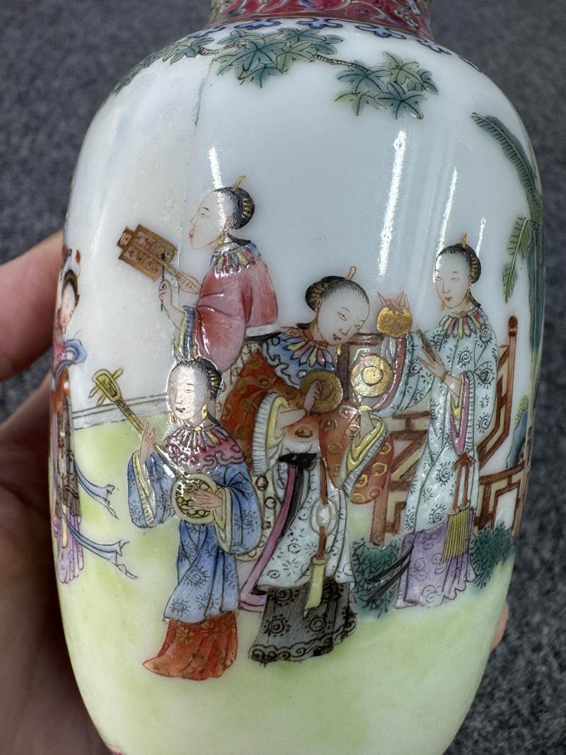 清道光 粉彩庭院仕女宴樂圖小燈籠瓶 - 图11