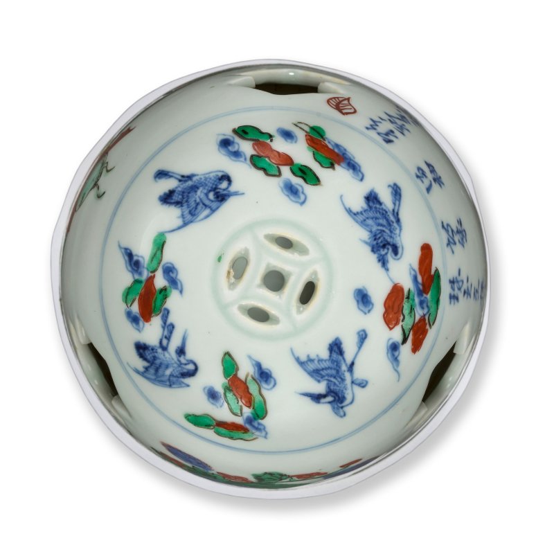 清順治 青花五彩詩文香薰 | A VERY RARE WUCAI BEEHIVE-SHAPED INCENSE BURNER - 图3