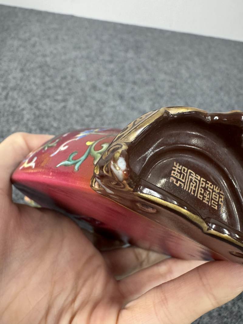 清乾隆 胭脂地粉彩花卉紋壁瓶 - 图16