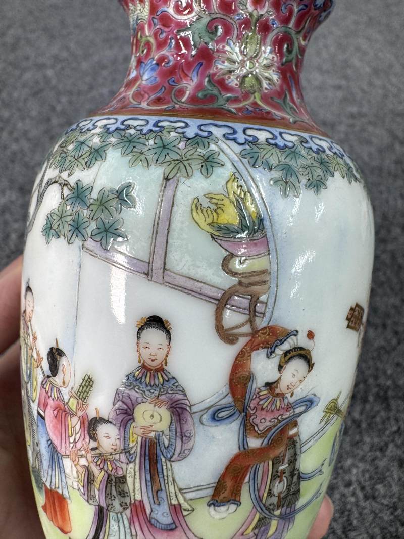 清道光 粉彩庭院仕女宴樂圖小燈籠瓶 - 图12