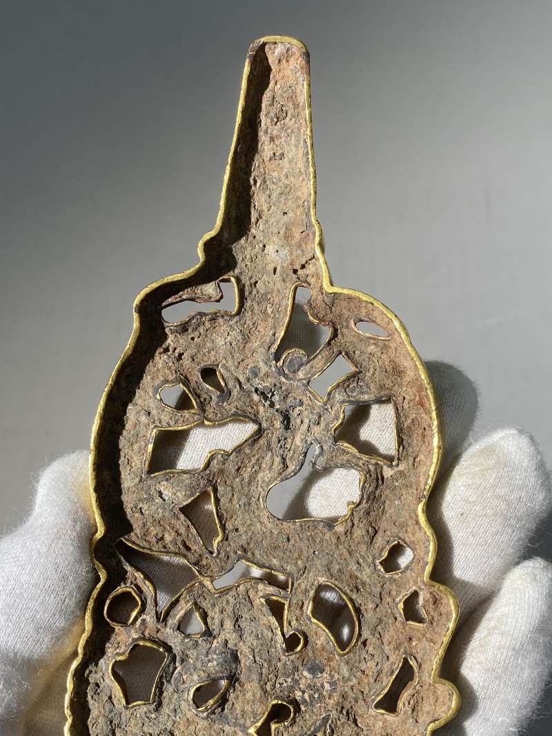 金質鏤空鑲嵌群獸搏噬帶鉤 - 图19