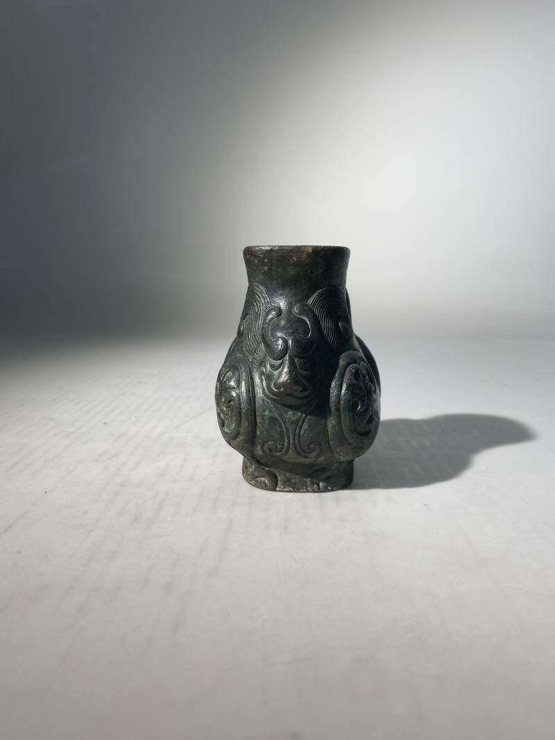 銅高浮雕瑞獸紋瓶 - 图3