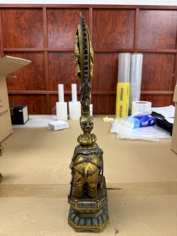 清乾隆掐絲琺瑯鎏金太平有象馱八吉祥供器一對 - 图11