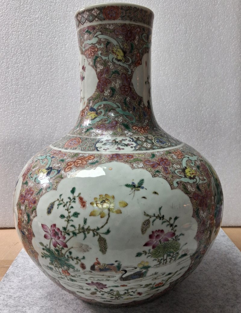 民國粉彩錦地蝠紋開窗花鳥天球瓶 - 图2